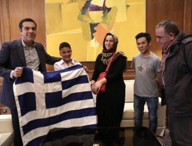 Η Σημαία που δόθηκε στον Αμίρ δεν ήταν «δώρο» του Α.Τσίπρα: Την πλήρωσαν οι Ελληνες φορολογούμενοι!